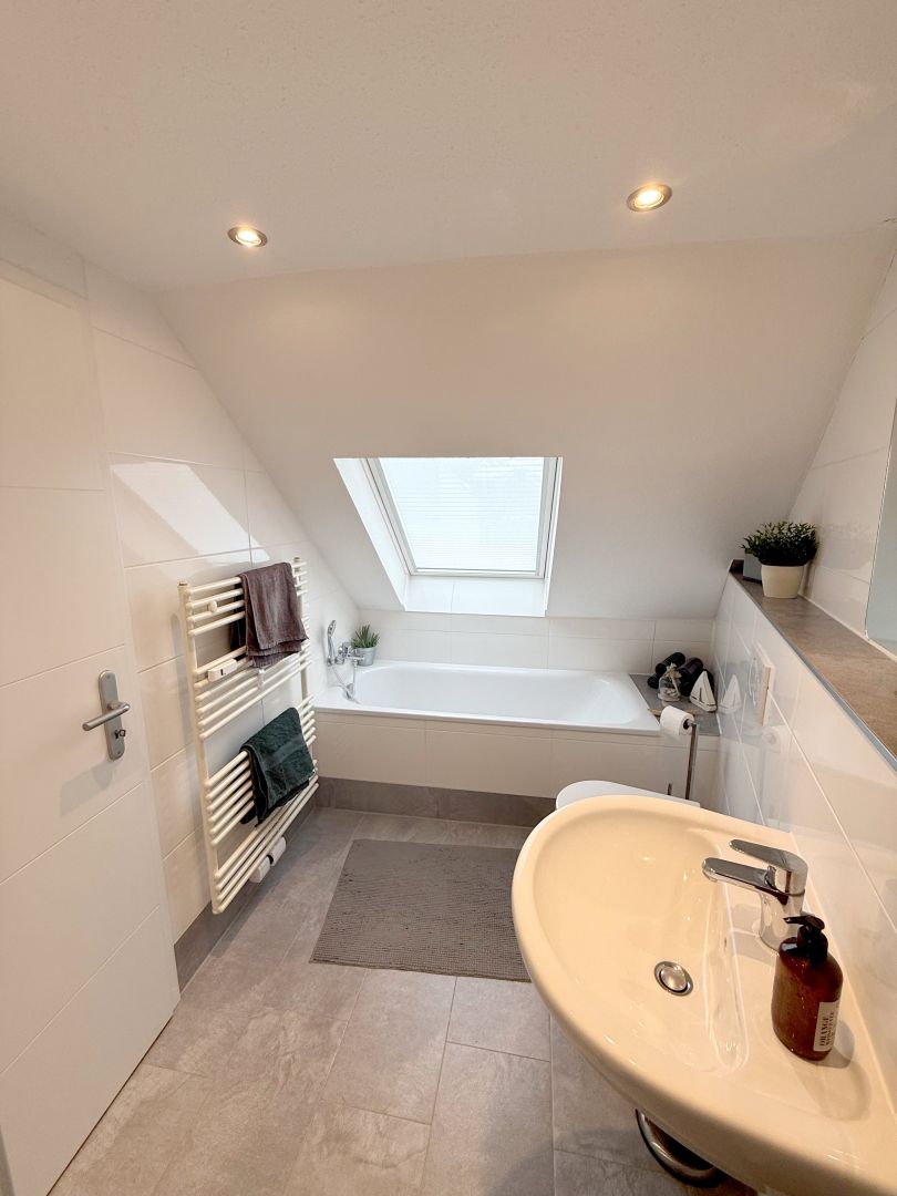 Ansicht 4 von: Im Herzen von Neuss: Zentrales und modernes Apartment im DG mit Klimaanlage und Tageslichtbad